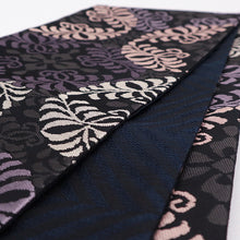 画像をギャラリービューアに読み込む, 《創世舎》 リバーシブル半巾帯 長尺 東レシルック素材 黒地 洋風変わり縞 アラベスク ブラック / 黒地 パープル 細縞