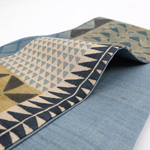 画像をギャラリービューアに読み込む, 《ギャラリー凛》木版更紗 タッサーシルク 幾何学 切継小紋 ブルー ベージュ / くすみブルー無地 リバーシブル半巾帯