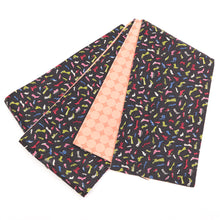 画像をギャラリービューアに読み込む, 《きはる-Kiharu-》黒地におしゃれ靴散らし × サーモンピンク地にベージュ水玉 リバーシブル半巾帯