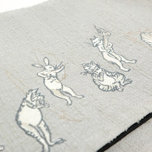 画像をギャラリービューアに読み込む, 半巾帯 《 撫松庵 》 猫獣戯画刺繍 グレーに鳥獣戯画 × 黒無地 (薄グレー)