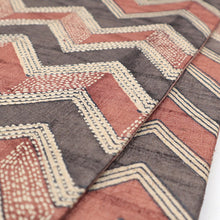 画像をギャラリービューアに読み込む, 《ギャラリー凛》タッサーシルク カンタ刺子 手織り・型染め ブラウンと赤茶のシェブロン柄 名古屋帯