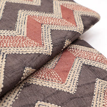 画像をギャラリービューアに読み込む, 《ギャラリー凛》タッサーシルク カンタ刺子 手織り・型染め ブラウンと赤茶のシェブロン柄 名古屋帯