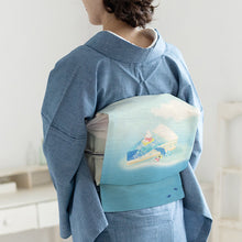 画像をギャラリービューアに読み込む, 麻 帯 京袋帯 水色《 召しませ華 》お仕立て上がり 京袋帯 染め帯 全通お太鼓柄 ライトブルー 白くまペンギン 渚のチーズケーキ ブルー