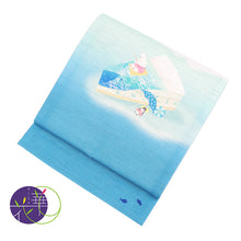 画像をギャラリービューアに読み込む, 麻 帯 京袋帯 水色《 召しませ華 》お仕立て上がり 京袋帯 染め帯 全通お太鼓柄 ライトブルー 白くまペンギン 渚のチーズケーキ ブルー