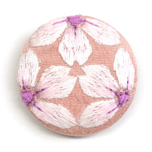 画像をギャラリービューアに読み込む, 刺しゅう帯留め 帯飾り 日本の四季 季節の帯どめ 四季暦 春夏秋冬 クリップ式 丸型 刺繍 帯留め「桜(さくら) 3月」