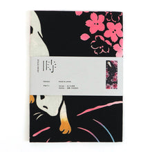 画像をギャラリービューアに読み込む, 手ぬぐい さくら 「 ねこも花見 51670」《 JIKAN STYLE 》 猫 / ネコ / 桜 / 春 / 黒地 / kenema / けねま / 手拭い / てぬぐい