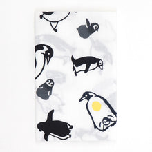 画像をギャラリービューアに読み込む, 手ぬぐい 梨園染め「ペンギン 811」《戸田屋商店》ペンギン/親子/白地/手拭い/てぬぐい