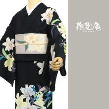 画像をギャラリービューアに読み込む, 浴衣 《 撫松庵 》 お仕立て上がり 単品 東レセオアルファ 着てみてわかる 絵羽 百合尽くし(ブラック)