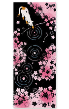 画像をギャラリービューアに読み込む, 手ぬぐい さくら「ねこも花見 51670」《kenema けねま》猫/ネコ/桜/春/黒地/手拭い/てぬぐい - ふだんきものハイムラヤ