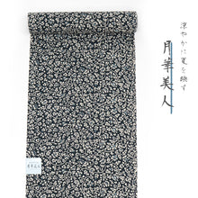 画像をギャラリービューアに読み込む, 《月華美人》東レセオアルファゆかた着物 反物 日本製 シワ加工 紺地 小花唐草 （ テツコン ）
