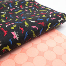 画像をギャラリービューアに読み込む, 《きはる-Kiharu-》黒地におしゃれ靴散らし × サーモンピンク地にベージュ水玉 リバーシブル半巾帯
