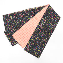 画像をギャラリービューアに読み込む, 《きはる-Kiharu-》黒地におしゃれ靴散らし × サーモンピンク地にベージュ水玉 リバーシブル半巾帯
