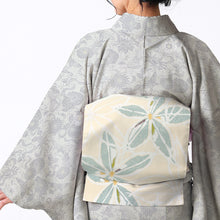 画像をギャラリービューアに読み込む, 名古屋帯 西陣織 正絹 大花 ベージュにグレーの大輪花
