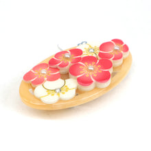 画像をギャラリービューアに読み込む, 帯留め 透かし彫り 立体デザイン 楕円に梅の花 紅白梅花 ピンク ホワイト （桐箱入り）
