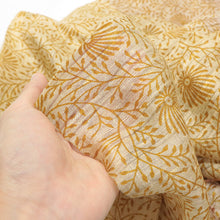 画像をギャラリービューアに読み込む, ストール 《 ギャラリー凛 》 型染め シルクショール 更紗柄 花柄 ベージュに菊唐草花 オレンジ
