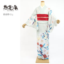 画像をギャラリービューアに読み込む, 浴衣 《 撫松庵 》 お仕立て上がり 単品 東レセオアルファ 着てみてわかる 絵羽 百合尽くし（グレー）

